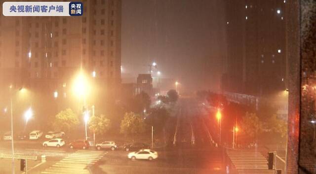 天津大部分地区开始降雨 排水部门开始作业