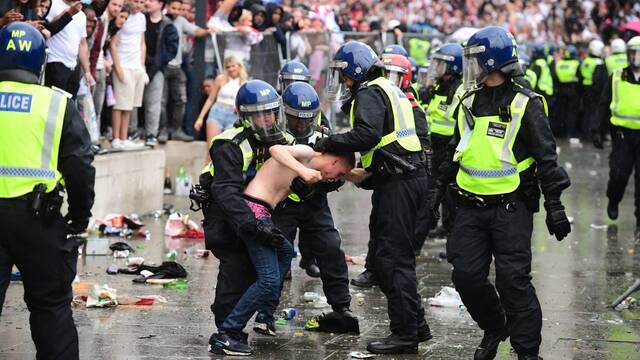英格兰警方试图控制冲动球迷（社交媒体）
