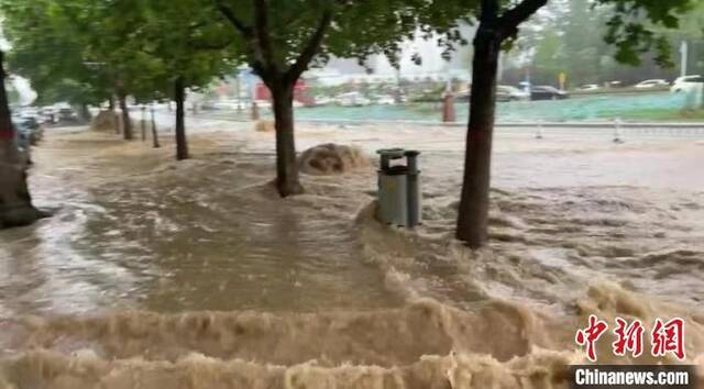 强降雨突袭，致使山西忻州、晋城等地多处路面积水严重。视频截图（网友提供）