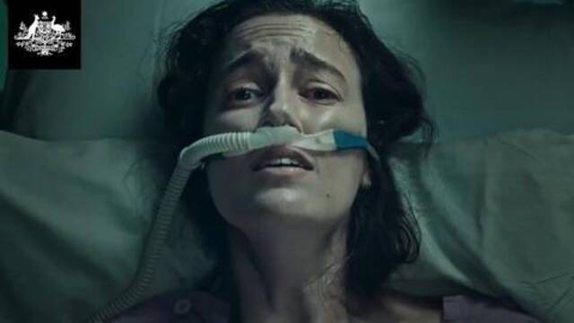 广告画面中，一名年轻女性在痛苦地呼吸（视频截图）