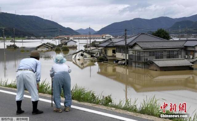 资料图：受活跃梅雨锋面影响，日本西部地区出现暴雨灾情。