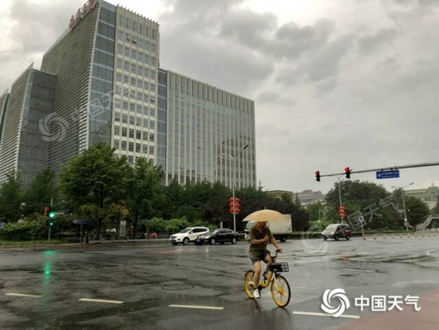 今晨，北京海淀区天空阴沉，降雨持续。