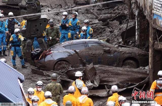 日本静冈县泥石流已致10死 菅义伟视察灾区承诺重建