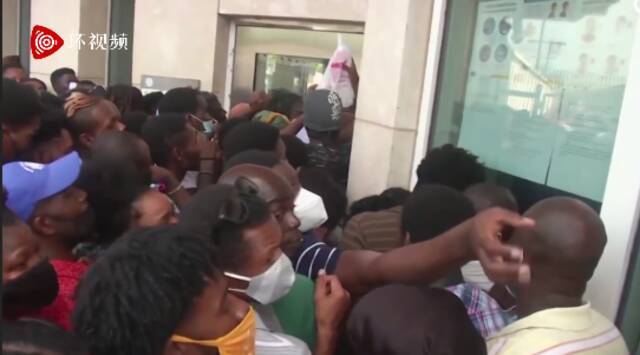 海地民众涌向位于太子港的美国驻海地大使馆，请求离开海地。视频截图