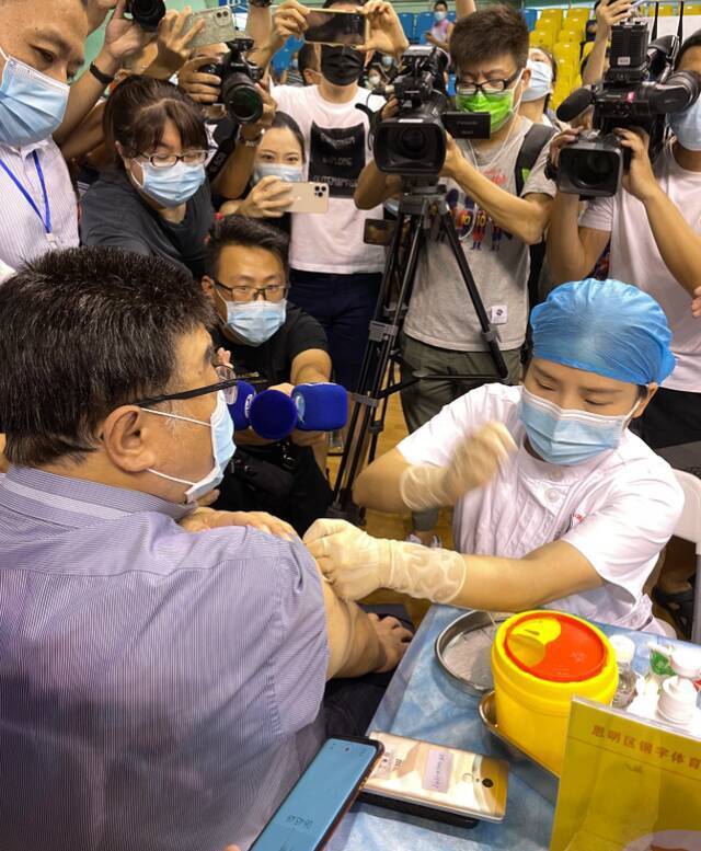 台湾学者邱毅在厦门接种新冠病毒疫苗