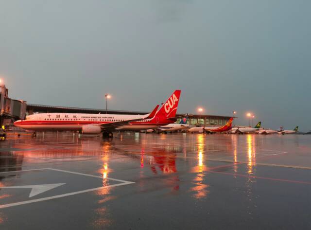 石家庄机场积极应对雷雨天气 确保旅客安全出行