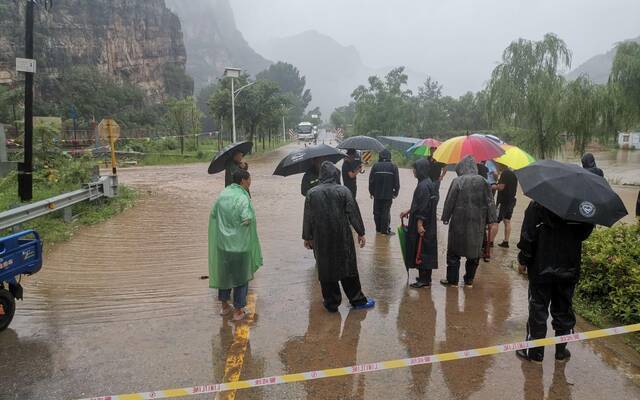 入汛最强降雨来袭 记者现场探访房山临时禁行山路