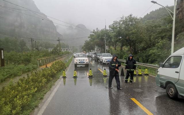 入汛最强降雨来袭 记者现场探访房山临时禁行山路