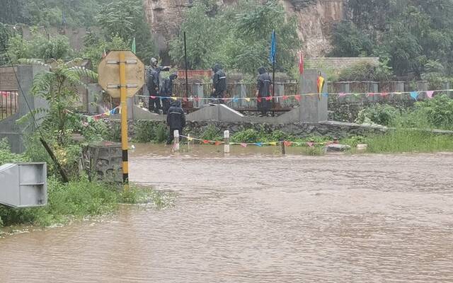 入汛最强降雨来袭 记者现场探访房山临时禁行山路