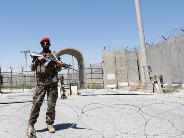 阿富汗士兵在巴格拉姆空军基地的大门守卫