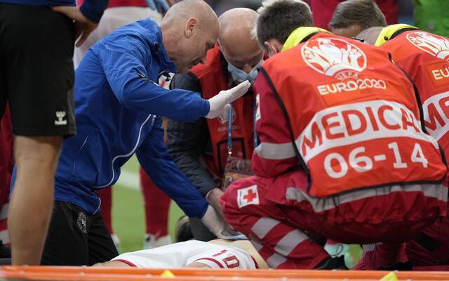 丹麦球星埃里克森在比赛中突然昏迷倒地。图/IC PHOTO