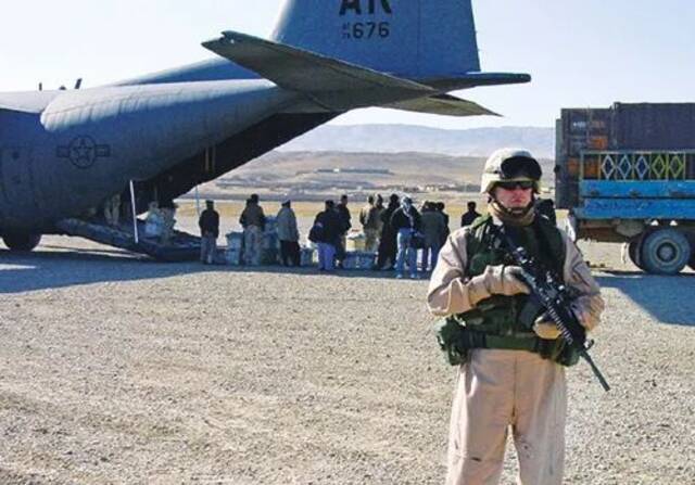 2004年，阿富汗举行总统大选，美军通过位于乌兹别克斯坦的汗阿巴德空军基地运送投票箱
