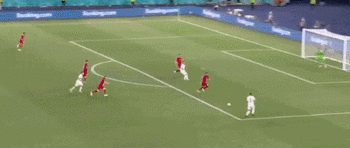 揭幕战上，土耳其球员德米拉尔打进本届欧洲杯第一个乌龙球。