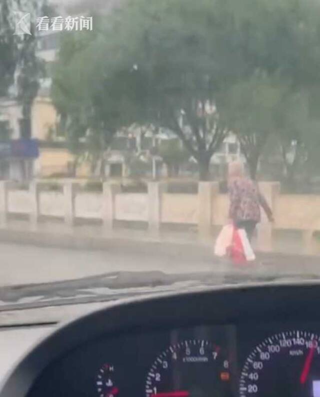 老奶奶暴雨中行走 小伙请她上车避雨：怕淋坏了