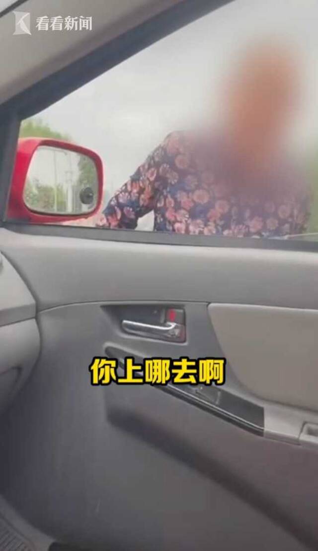 老奶奶暴雨中行走 小伙请她上车避雨：怕淋坏了