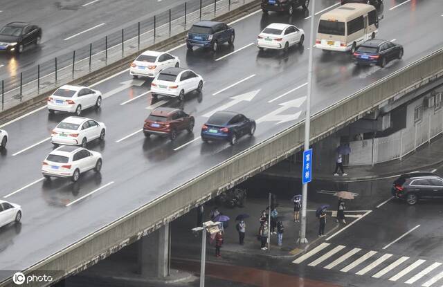 2021年7月12日，北京，北京入汛以来最强降雨仍在持续。预计早晨到白天，北京阴有大雨到暴雨，并伴有雷电、大风；夜间阴有小到中雨。