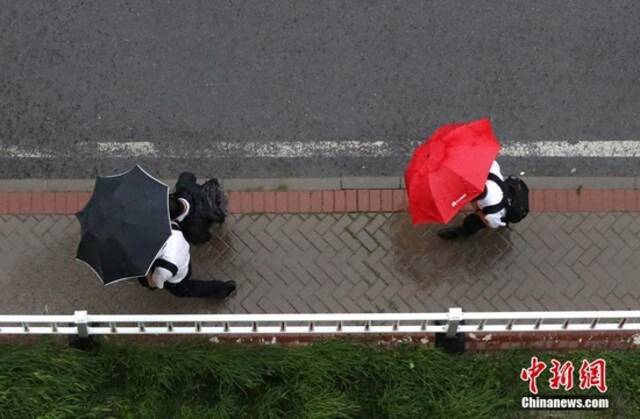 2021年7月12日，北京迎来最强降雨，市民冒雨出行。7月11日傍晚，今年入汛以来最强降雨准时赶来，一开始就是“盆泼大雨”。根据北京市气象台预报，一直到7月12日夜间，都是这场强降雨过程的主降雨时段，全市降雨量累计可达暴雨，局地大暴雨。