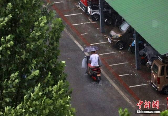 2021年7月12日，北京迎来最强降雨，市民冒雨出行。7月11日傍晚，今年入汛以来最强降雨准时赶来，一开始就是“盆泼大雨”。根据北京市气象台预报，一直到7月12日夜间，都是这场强降雨过程的主降雨时段，全市降雨量累计可达暴雨，局地大暴雨。