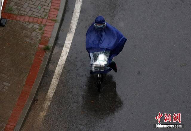 2021年7月12日，北京迎来最强降雨，市民冒雨出行。7月11日傍晚，今年入汛以来最强降雨准时赶来，一开始就是“盆泼大雨”。根据北京市气象台预报，一直到7月12日夜间，都是这场强降雨过程的主降雨时段，全市降雨量累计可达暴雨，局地大暴雨。