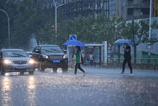 暴雨中的“守夜人”