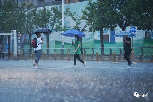 7月12日，门头沟，市民在雨中出行。摄影/新京报记者陶冉