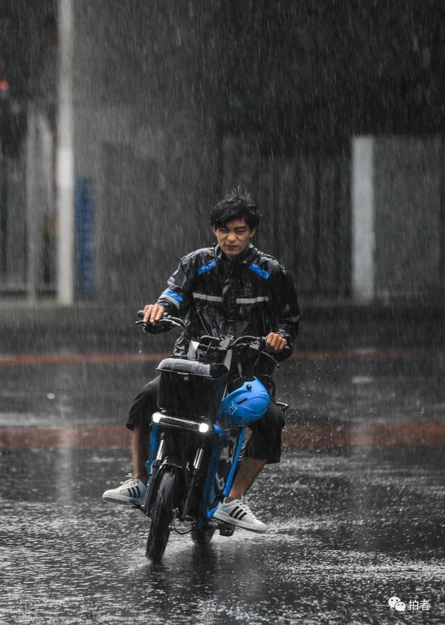 7月12日，看丹桥，一名外卖小哥行驶在大雨中。摄影/新京报记者浦峰