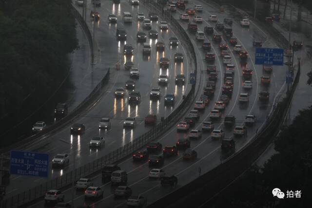 7月12日，西四环，汽车行驶在大雨中。摄影/新京报记者浦峰