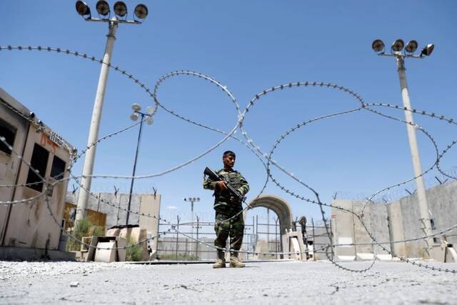 最后一批美军撤离巴格拉姆空军基地后，一名阿富汗国民军士兵在基地门口站岗（图源：外媒）