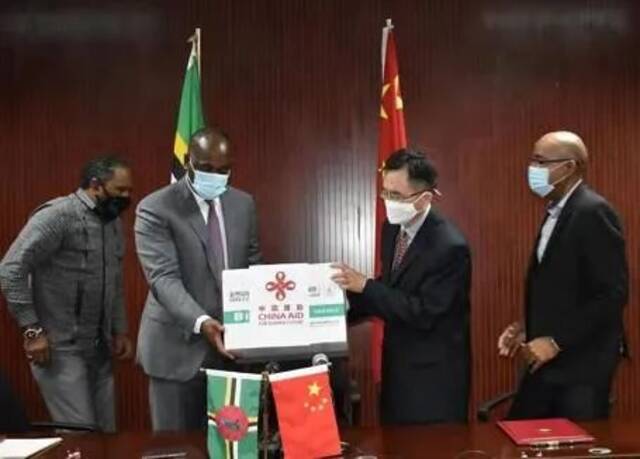 中国援助多米尼加疫苗交接现场