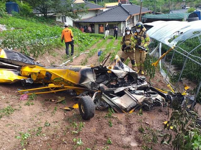 现场：韩国一飞机农田坠毁2人死亡 机身面目全非