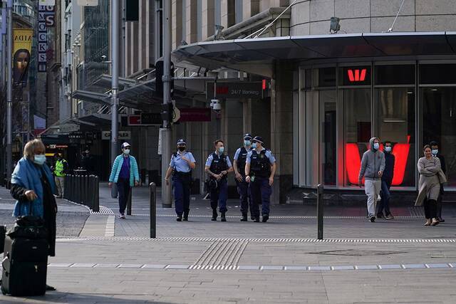 当地时间7月12日，澳大利亚悉尼，人们在户外活动。由于新冠感染病例的增加，当地仍处于封城状态，图自澎湃影像。