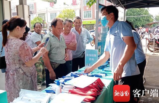 海口举办108场医保政策现场推介活动，吸引众多市民参与。海口市医疗保障局供图