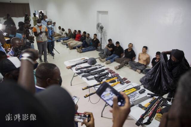当地时间7月8日，海地警方召开发布会，公开涉及总统莫伊兹暗杀行动的嫌疑人。图自澎湃影像