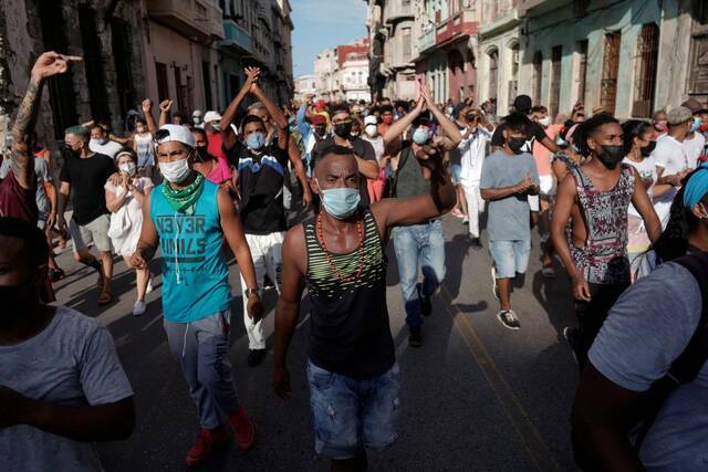 ▲当地时间7月11日，在哈瓦那举行的抗议示威活动中，抗议者高喊口号。图据路透社