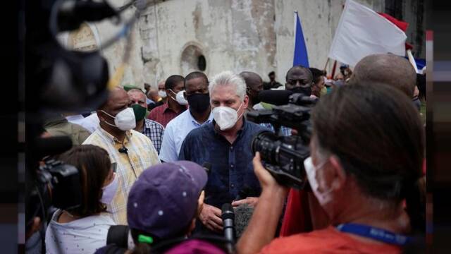 ▲古巴国家主席迪亚斯-卡内尔（图中）前往圣安东尼奥-德洛斯巴尼奥，与抗议者沟通。图据法新社