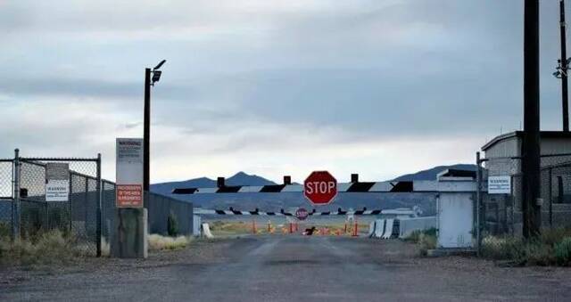 美国内华达州被称为“51区”附近的军事基地入口处警告牌上写着禁止人们擅自入内。资料图