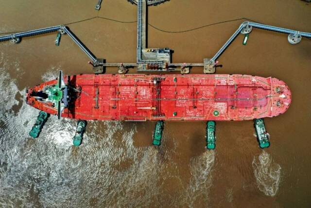 4月10日，一艘油轮在浙江舟山市卸载进口原油。图/IC