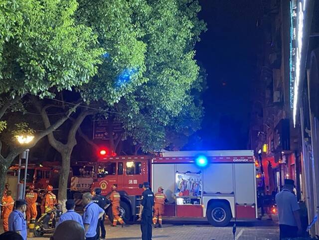 吴江酒店坍塌救援现场。澎湃新闻记者袁杰图