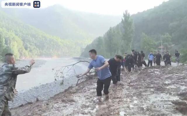 山西阳城暴雨引发山洪 700多名游客全部送返