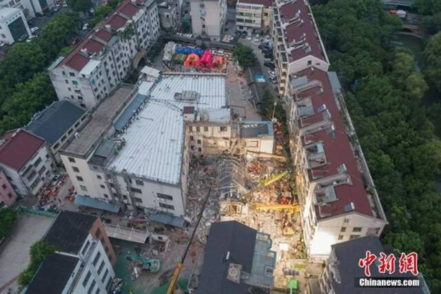 四季开源酒店辅楼坍塌现场