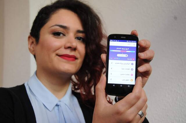 ▲一位伊朗女性展示这款新的约会软件。图据Hamdamapp