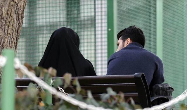 ▲一对伊朗情侣在公园约会。图据法新社