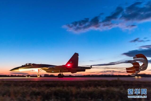 北部战区空军航空兵某旅飞行员完成飞行训练任务，安全着陆（2018年9月7日摄）。新华社发（杨盼摄）