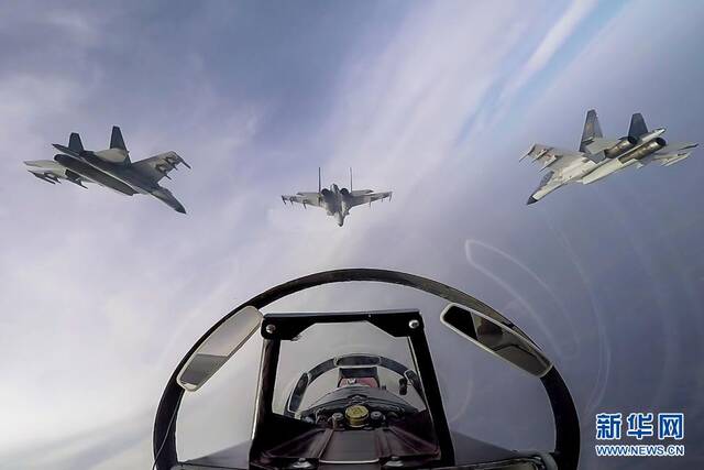 北部战区空军航空兵某旅飞行员在训练中组成四机编队，扑向地面目标展开进攻作战（2018年9月17日摄）。新华社发（杨盼摄）