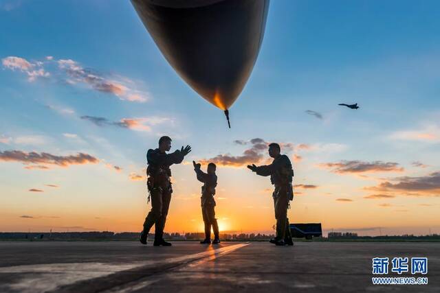 即将升空进行二对一自由空战训练的北部战区空军航空兵某旅飞行员在战机前演练（2018年9月7日摄）。新华社发（杨盼摄）