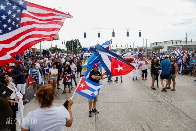 当地时间7月13日，美国佛州坦帕，民众举行游行示威活动，抗议古巴政府。图自澎湃影像