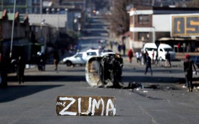 ▲因南非前总统祖马被捕引发的骚乱持续蔓延。图据路透社