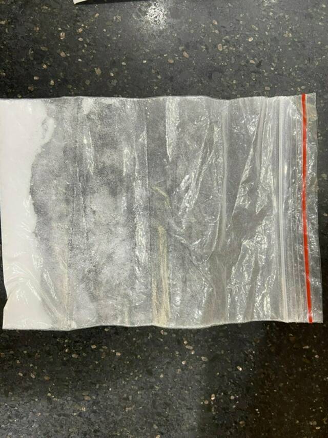 河南郑州的西布曲明原料卖家唐顺给记者的样品，送检后显示西布曲明含量为8.12x10⁵μg/g。