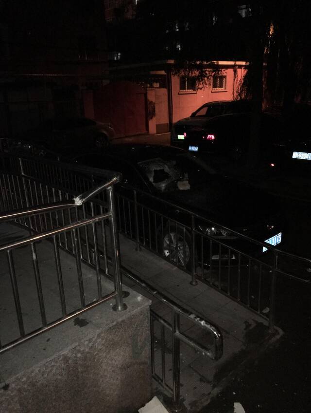  7月8日晚，18号楼外墙水泥脱落砸中楼下无障碍通道及旁边停放的车辆。受访者供图