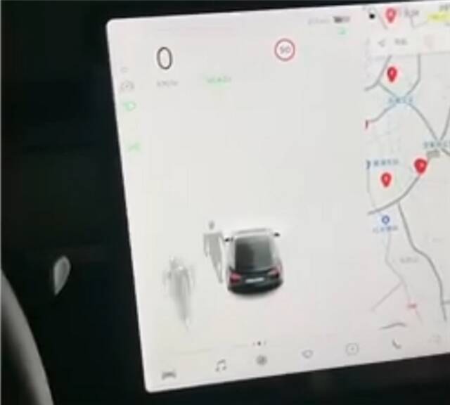 特斯拉在无人情况下感应出车门旁有行人